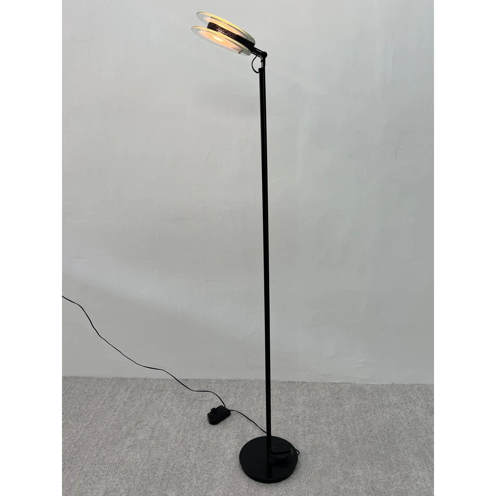 postmodern-belux-adjustable-head-floor-lamp-with-double-glass-pane-diffuser-spain-9845