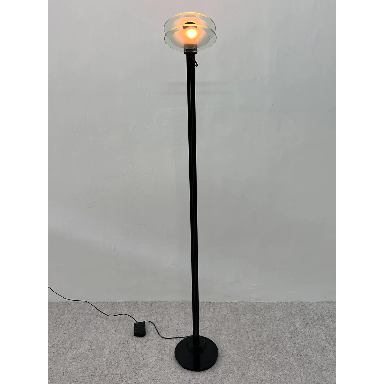 postmodern-belux-adjustable-head-floor-lamp-with-double-glass-pane-diffuser-spain-0620