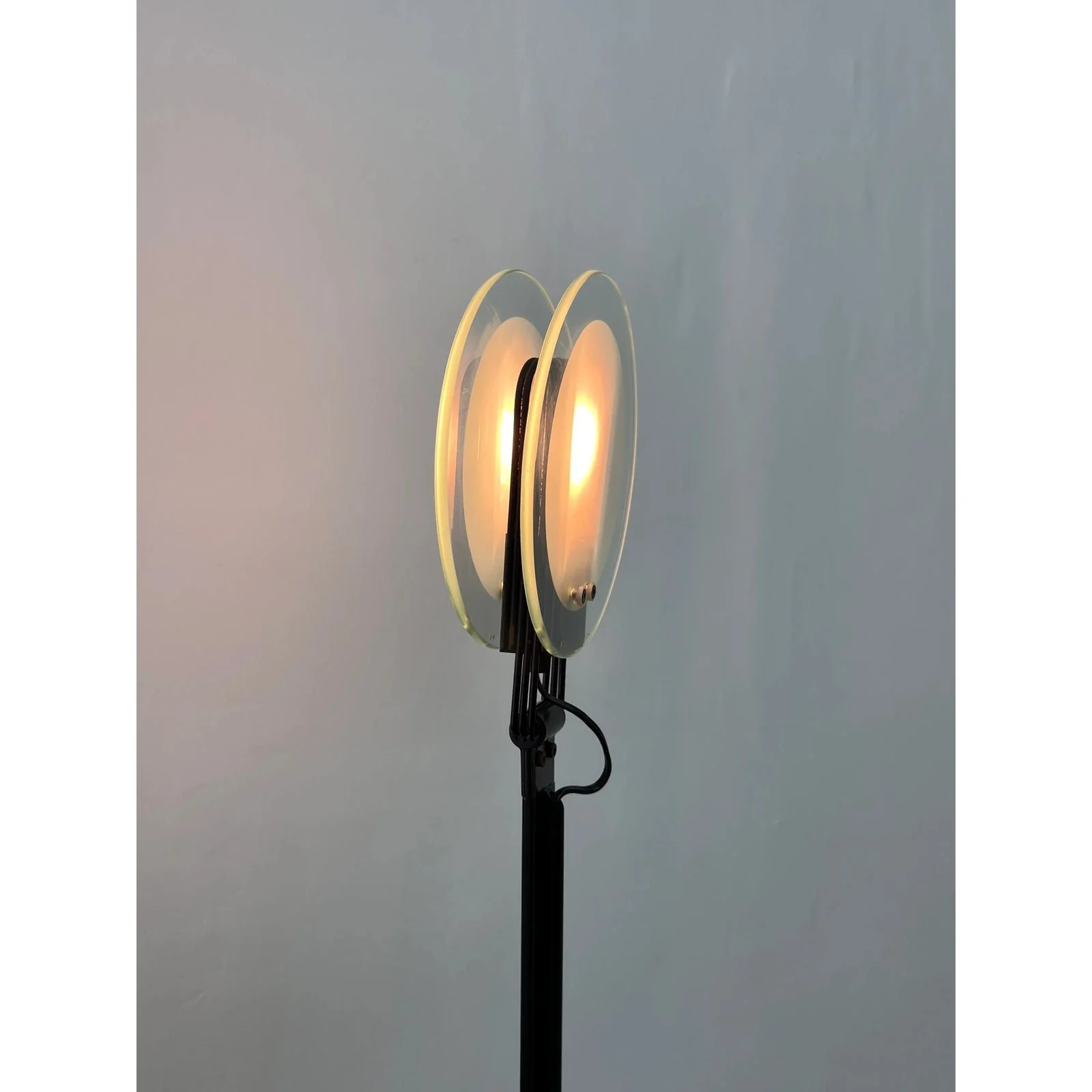 postmodern-belux-adjustable-head-floor-lamp-with-double-glass-pane-diffuser-spain-3219
