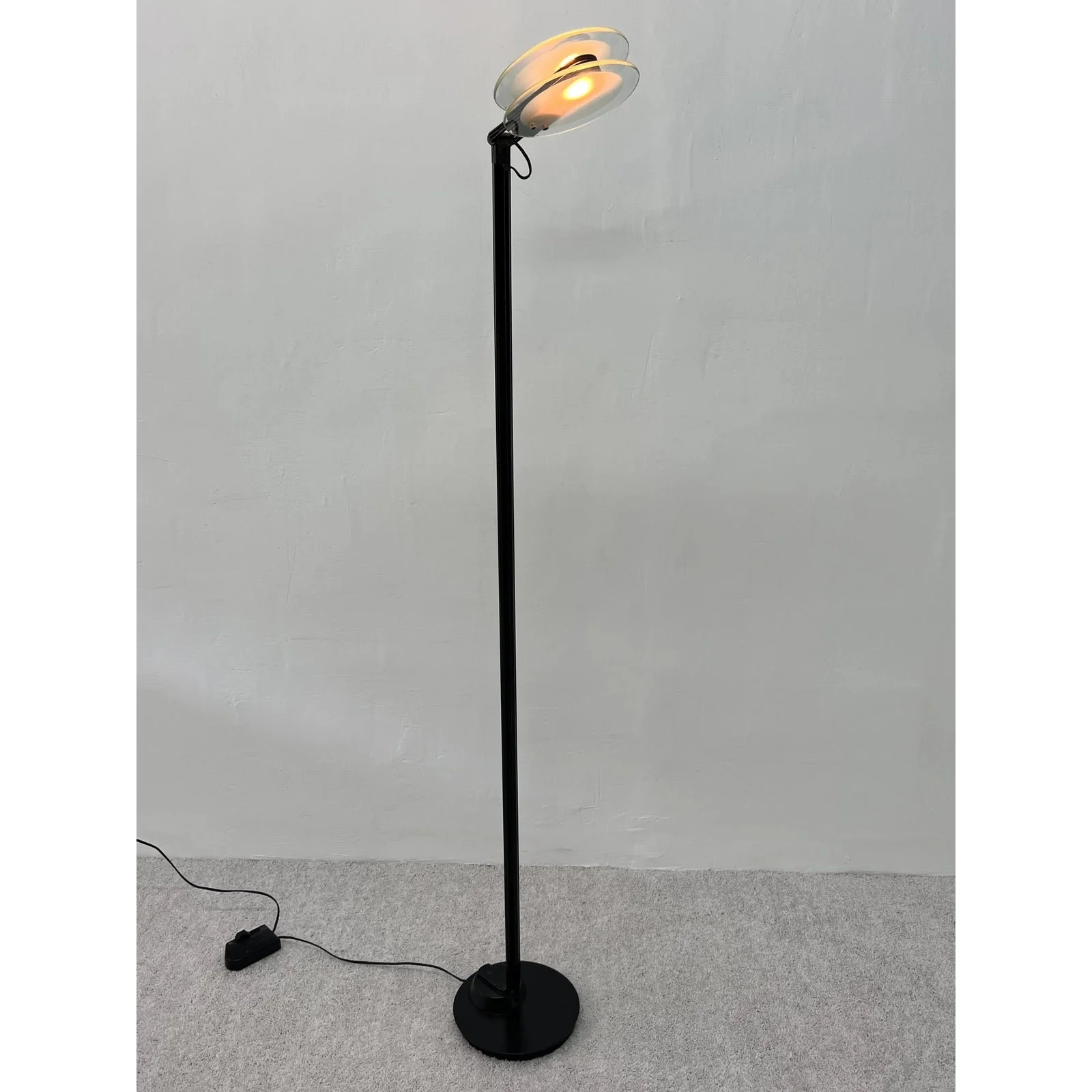 postmodern-belux-adjustable-head-floor-lamp-with-double-glass-pane-diffuser-spain-0123