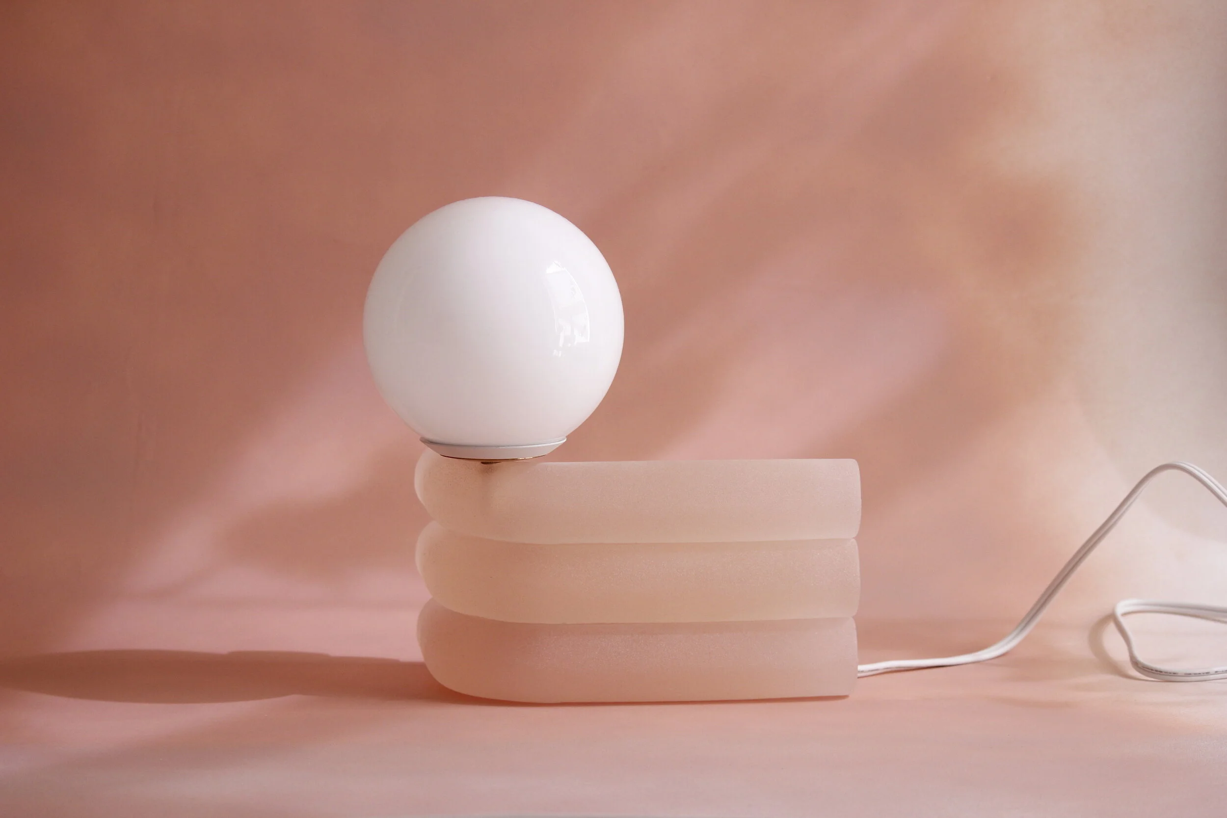 Elio_lamp_lychee_handcasted_resin_soft-geometry.JPG