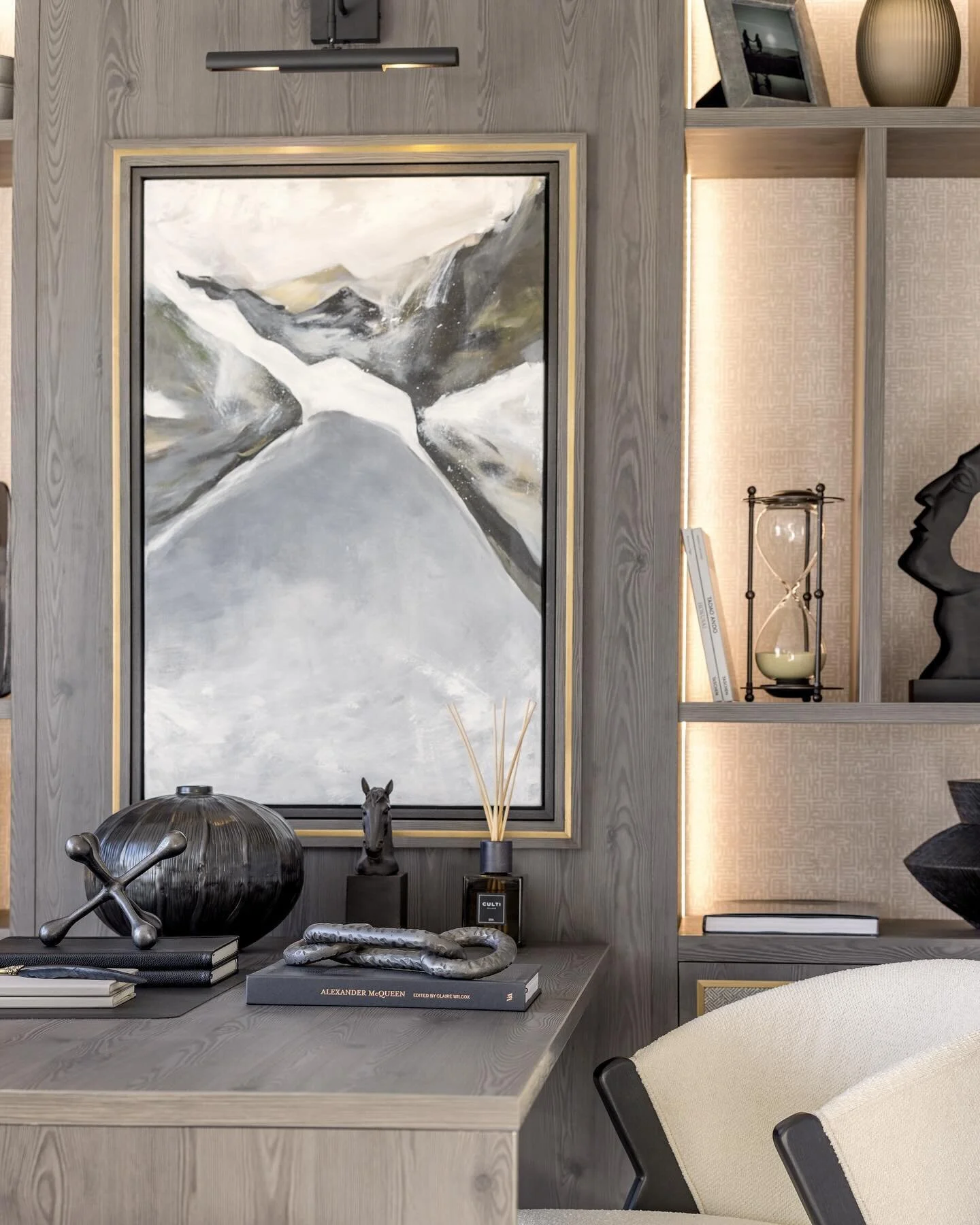 We wanted to do this beautiful piece of artwork justice, so we inset it into a brass inlay frame and lit it up!

Designed and installed by @hausinteriorsltd for @hayfieldhomes