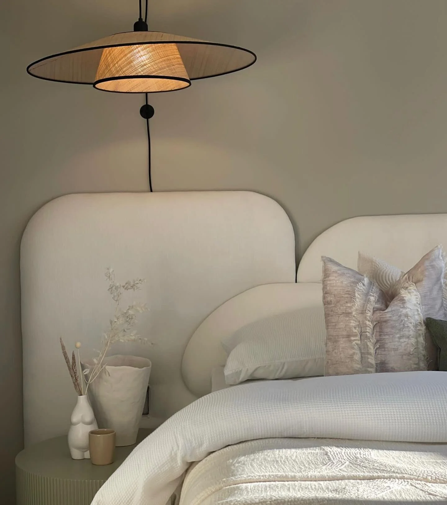 A three piece pebble style headboard for a gorgeous organic feel in this guest bedroom

Designed and installed by @hausinteriorsltd
