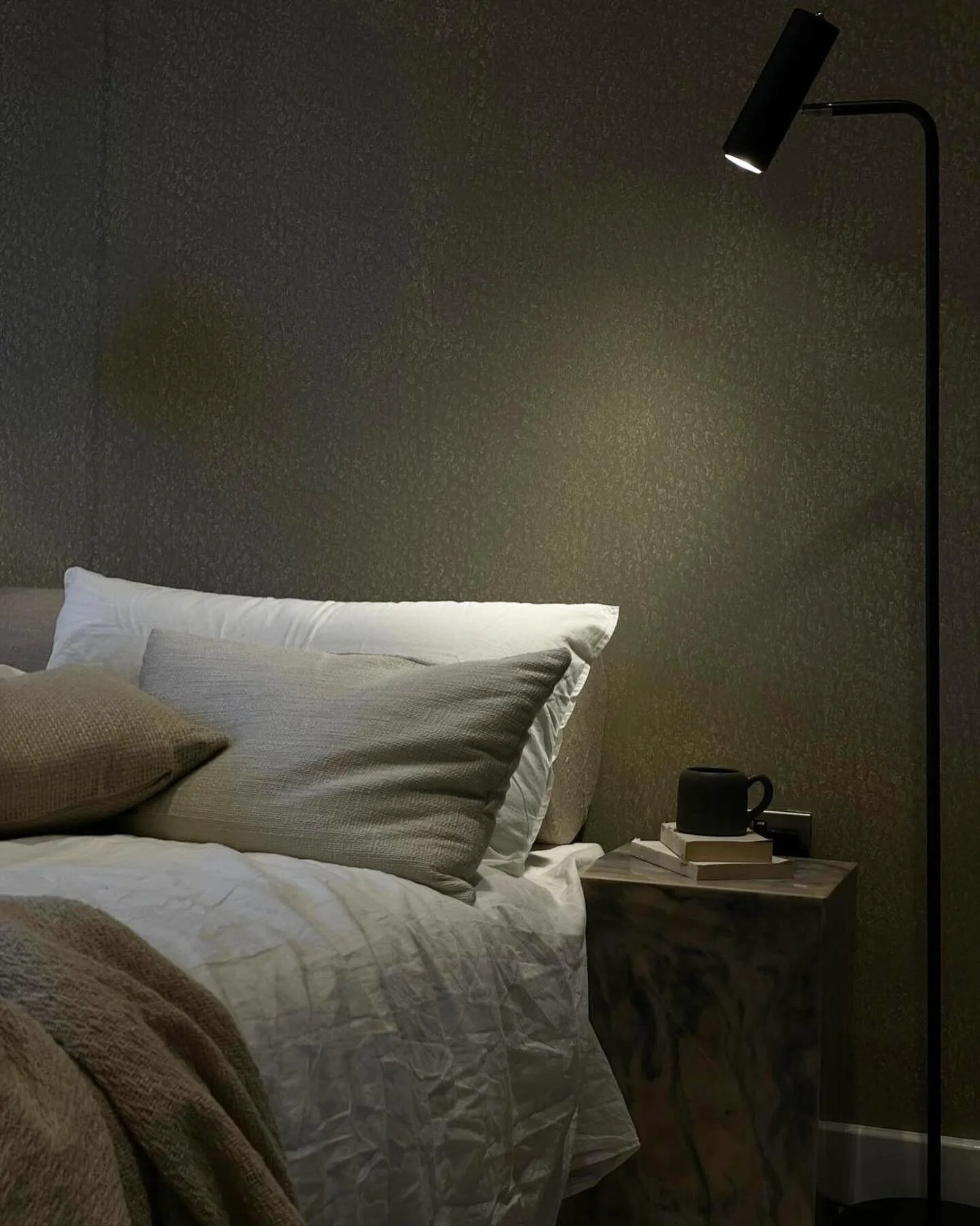 A sponged paint effect on this wall has worked so well. Well done to the decorator who did it with such care and passion! @homesbystrata 

Designed and installed by @hausinteriorsltd