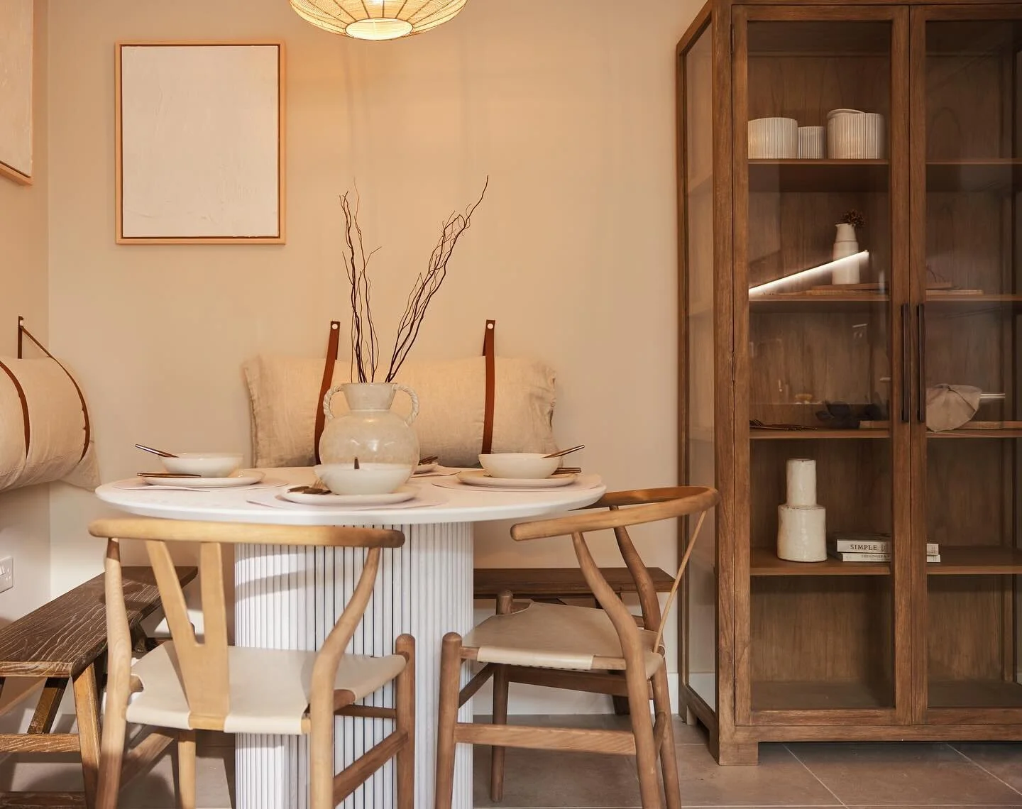 What a cosy dining area 💭 
Designed and installed by @hausinteriorsltd