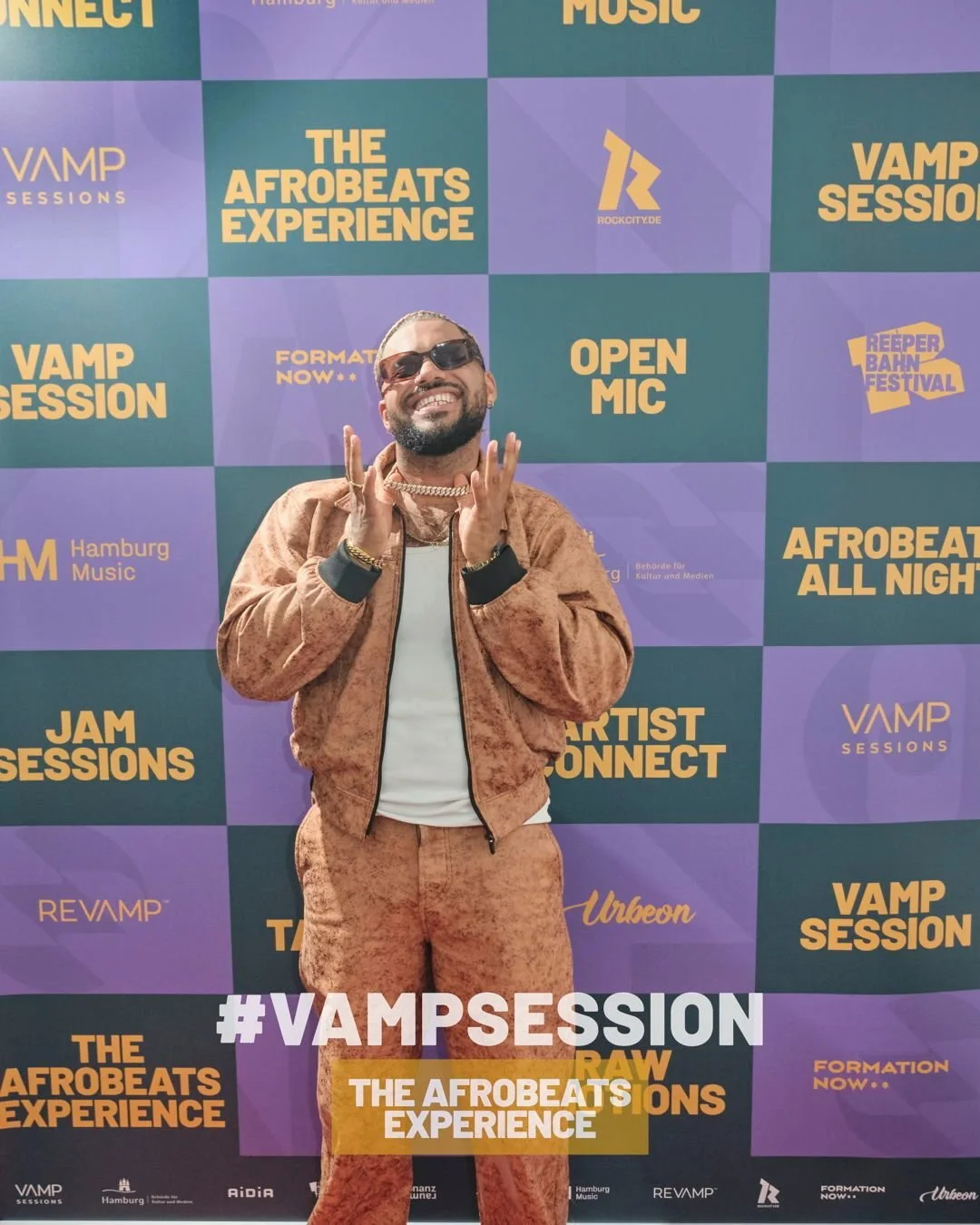 An unserer Fotowand haben wir innegehalten. Zwischen all dem Sound, den Lichtern und den Menschen &ndash; ein Moment zum Festhalten. 📸✨

Jedes Bild erinnert uns daran, warum wir das machen: Menschen zusammenbringen, Emotionen teilen und Erinnerungen