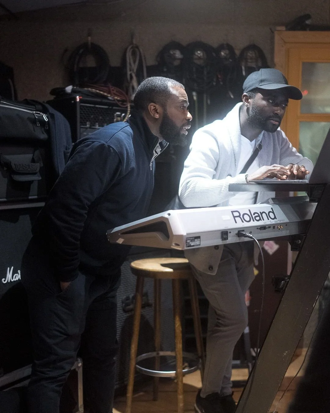 Unser Team in der Probe. Fokus, Feingef&uuml;hl und richtige Leidenschaft f&uuml;r jeden Moment. Genau hier entsteht der Vibe, den du sp&auml;ter auf der B&uuml;hne sp&uuml;rst. ✨🎤🔥

#vampsession #revamp #livemusic #hamburgcity