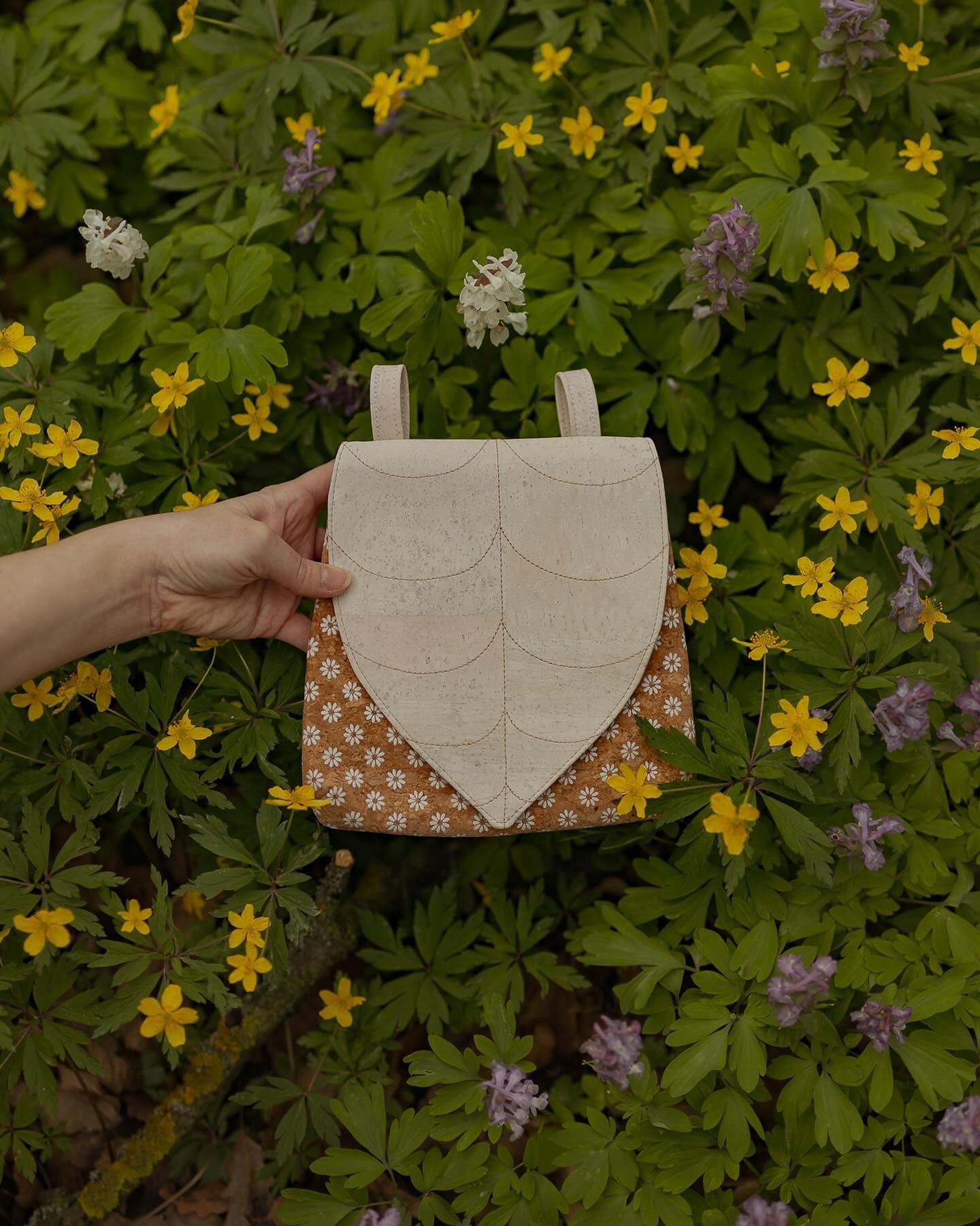 Finding joy in the simplicity of daisy blooms.

There are a few more of these limited edition daisy belt bags left on stock. Now is the time to grab it if you want one. 

#leaflingbags #beltbags #leafbags #limitededitionbags #leafpouch #beltpouch #co