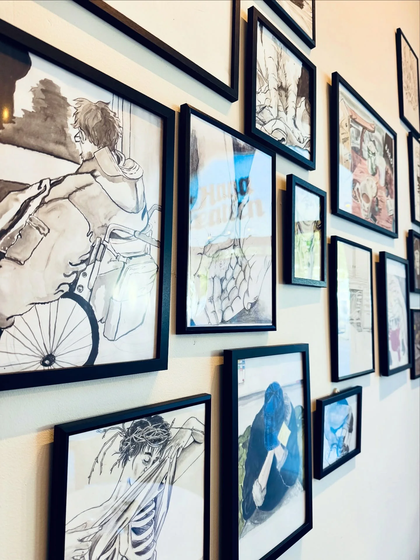 Idag kl 17.30 är ni varmt välkomna på vernissage av Lisa Revborns foajéutställning som kommer att finnas att ta del av i en månad framöver hos oss på Hagateatern! 
En utställning som delar ton med v&a