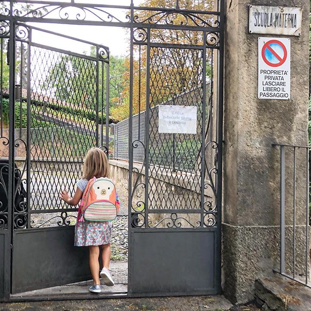 #backtoschool #firstdayofkindergarten #sisters #twinning #doll #mermagdolls #mismatchedshoes #varesetheplacetobe #autumniscoming #ciaomiopiccolocuore