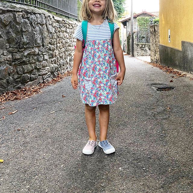 #backtoschool #firstdayofkindergarten #sisters #twinning #doll #mermagdolls #mismatchedshoes #varesetheplacetobe #autumniscoming #ciaomiopiccolocuore