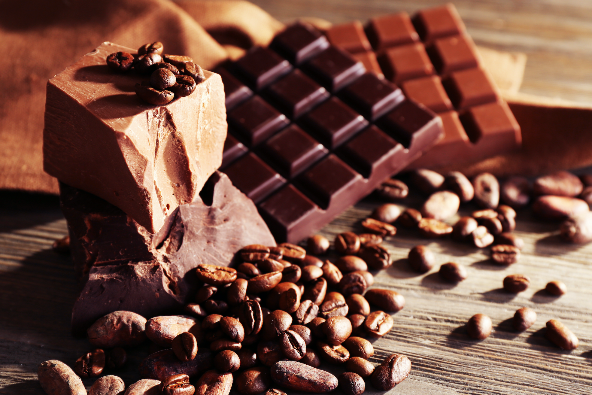 Зерна шоколада. Кофе и шоколад. Кофе и плитка шоколада. Кофе с шоколадкой. Кофейные зерна в шоколаде.