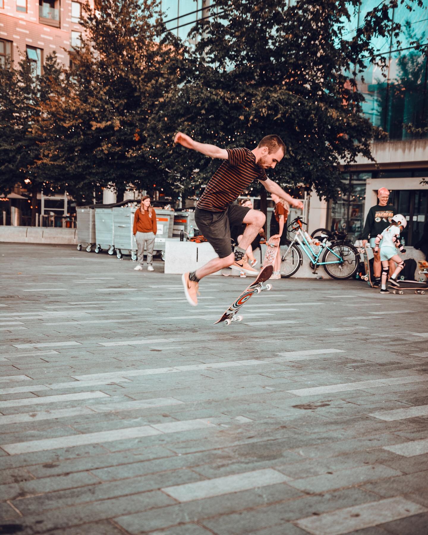Part 2&hellip; Such a fun meet up on Monday evening 🤩

📸 @photography__da 

#weskatesoton #skatesouthampton #skateboard #skatecommunity #rollerskates #rollerskating #skateboarding #quadskating #guildhallsquare