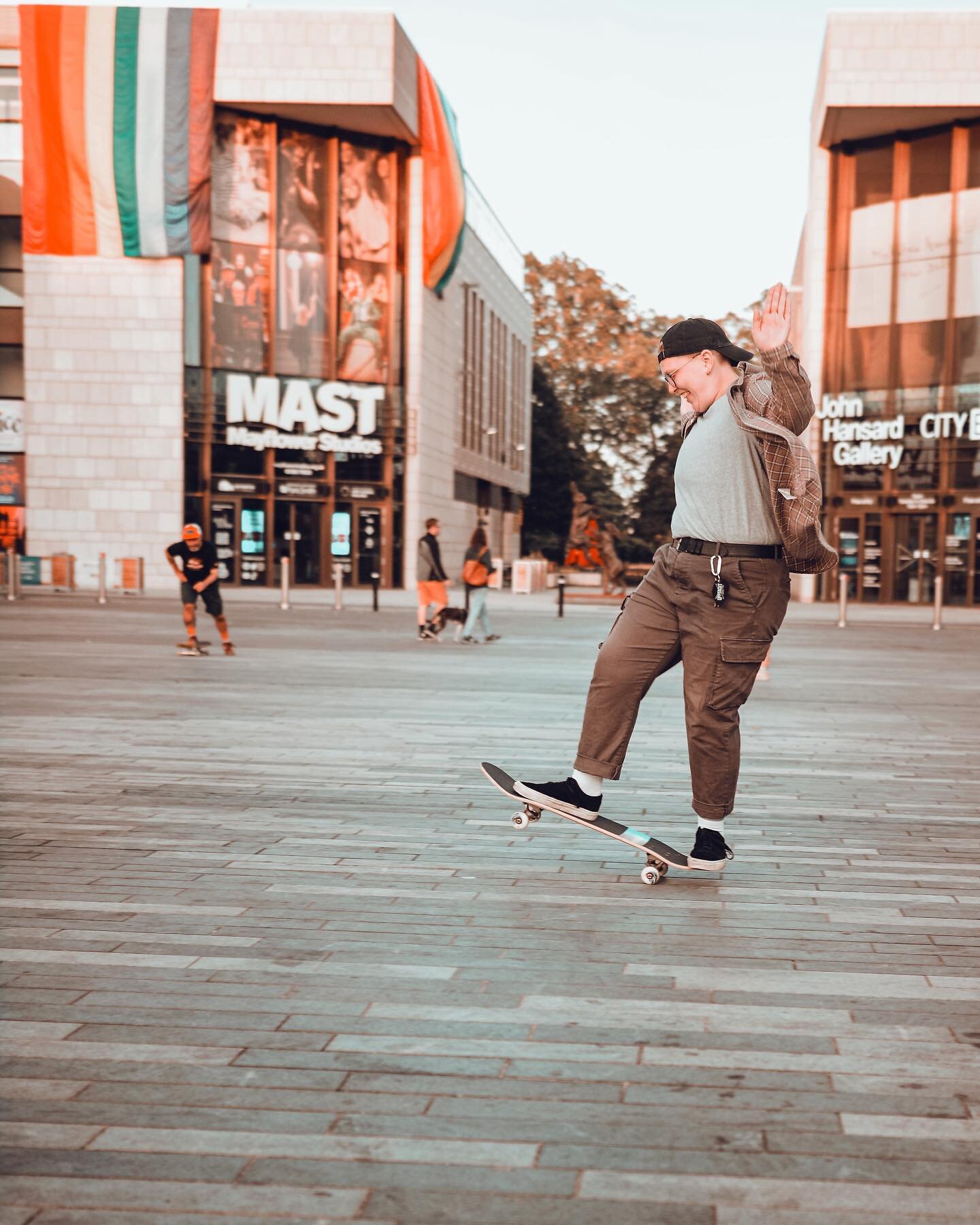 Part 1&hellip; Such a fun meet up on Monday evening 🤩

📸 @photography__da 

#weskatesoton #skatesouthampton #skating #skatecommunity #guildhallsquare #skateboard #rollerskates #quadskates #bankholidayfun #skateboarding #rollerskating