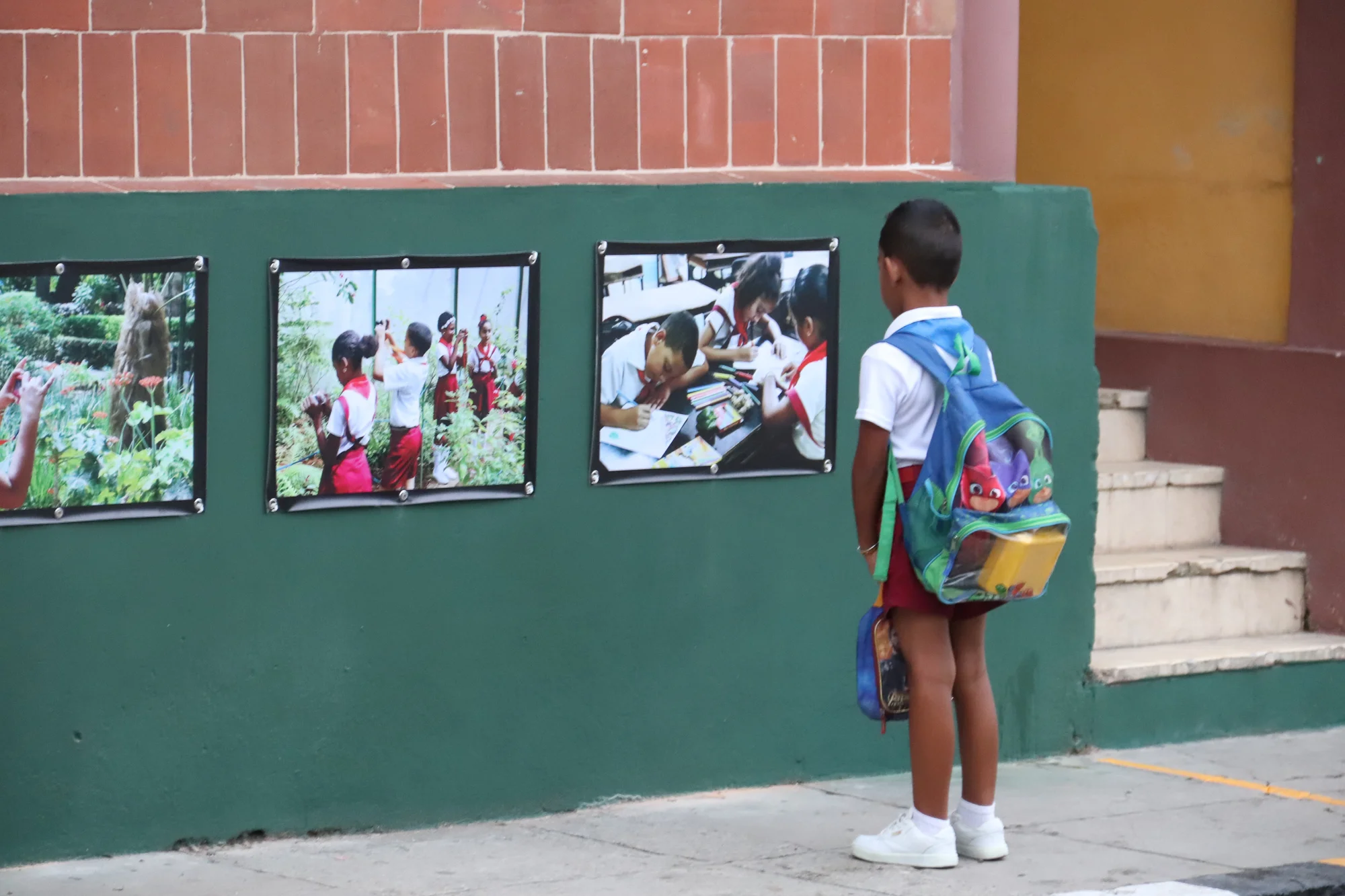 The outdoor exhibition space is located along the path most frequently used by students and their parents to walk to and from school. Photo: Riera Studio
