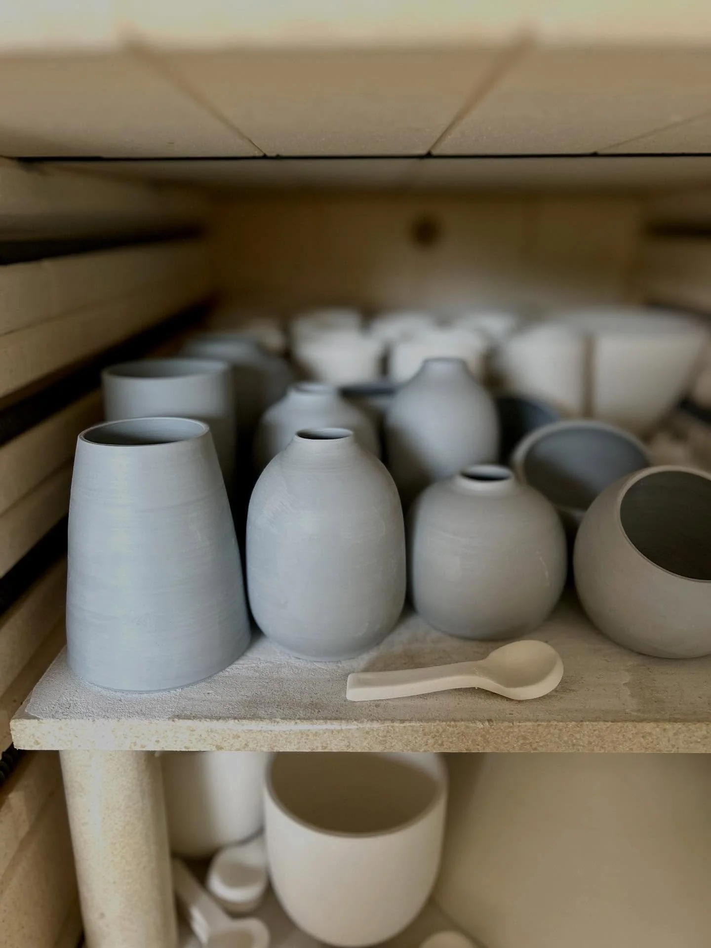 After wonderfully busy weekend the kiln is loaded again and ready to fire this week - just waiting on 3 little spoons.

This firing will include a small batch of black porcelain pieces - always a joy to play with this material - as I am getting ready