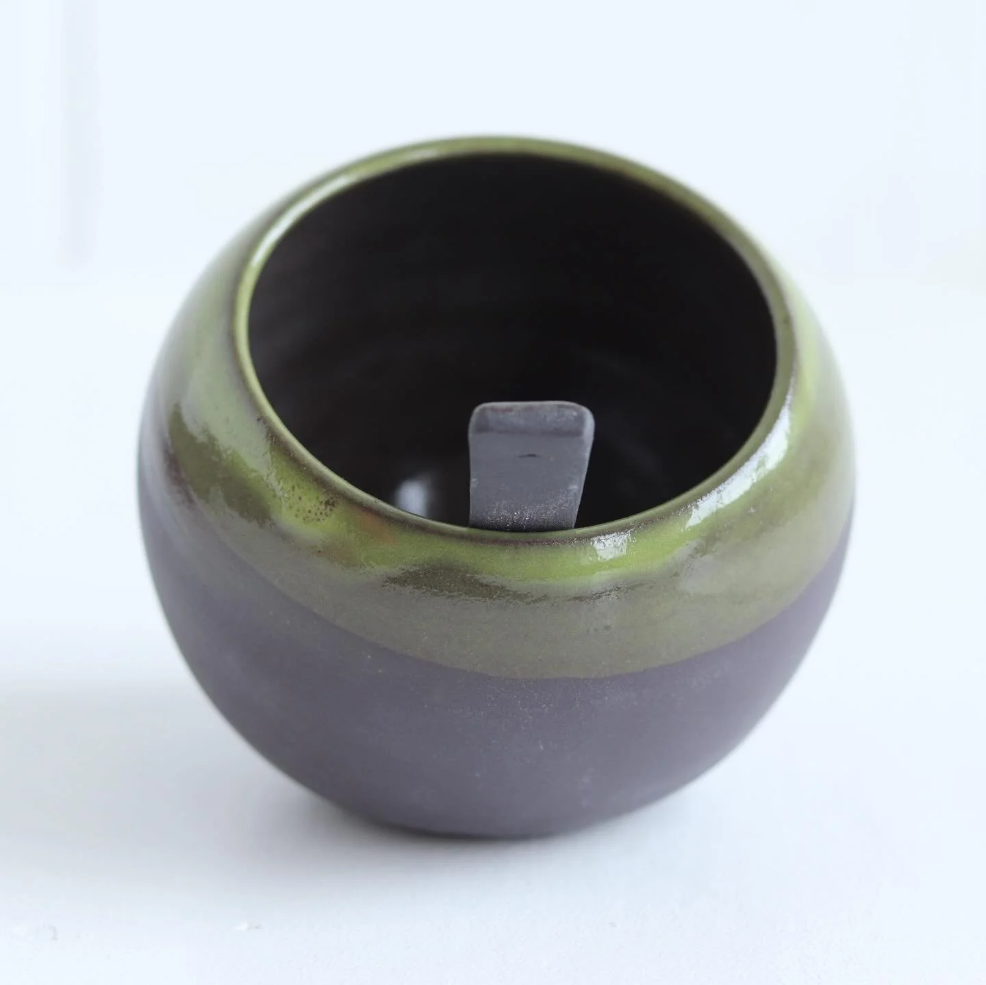 It was a bit of a last minute decision to finish this black porcelain salt pig in Chartreuse, but I think it really paid off because I love it. But I would love to know what you think&hellip;

.
.
.
#blackporcelain #saltpig #handmadeceramics #tablewa