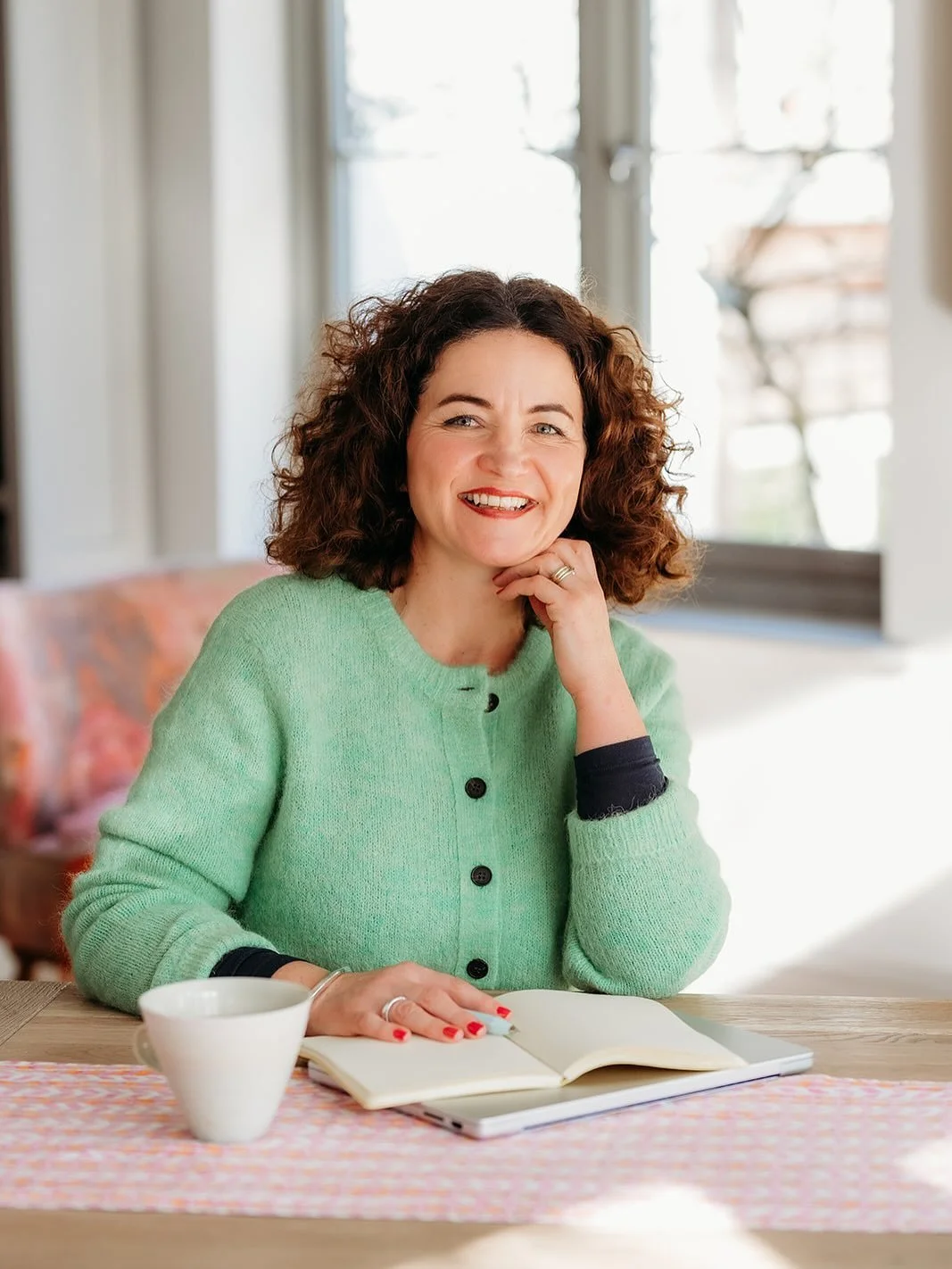 Hello!  I had a couple of lovely conversations yesterday that prompted me to dig out a few photos, re-introduce myself and explain a little about what I do.

I&rsquo;m Nina and I founded my art business, Magpie Contemporary Art, in 2015 when I held m