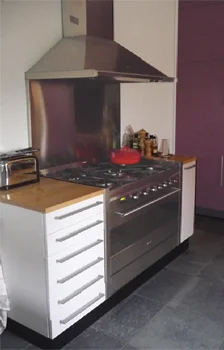 Interieurbouw: keuken met bijpassende aubergine kastenwand