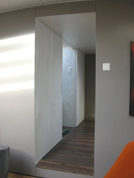 interieur woonschip: doorgang met schuifdeuren