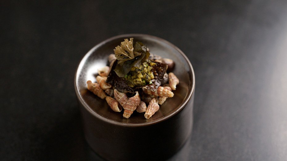 Chef Jun Lee Makes Sea Snails with Seaweed at SOIGNÉ in Seoul 