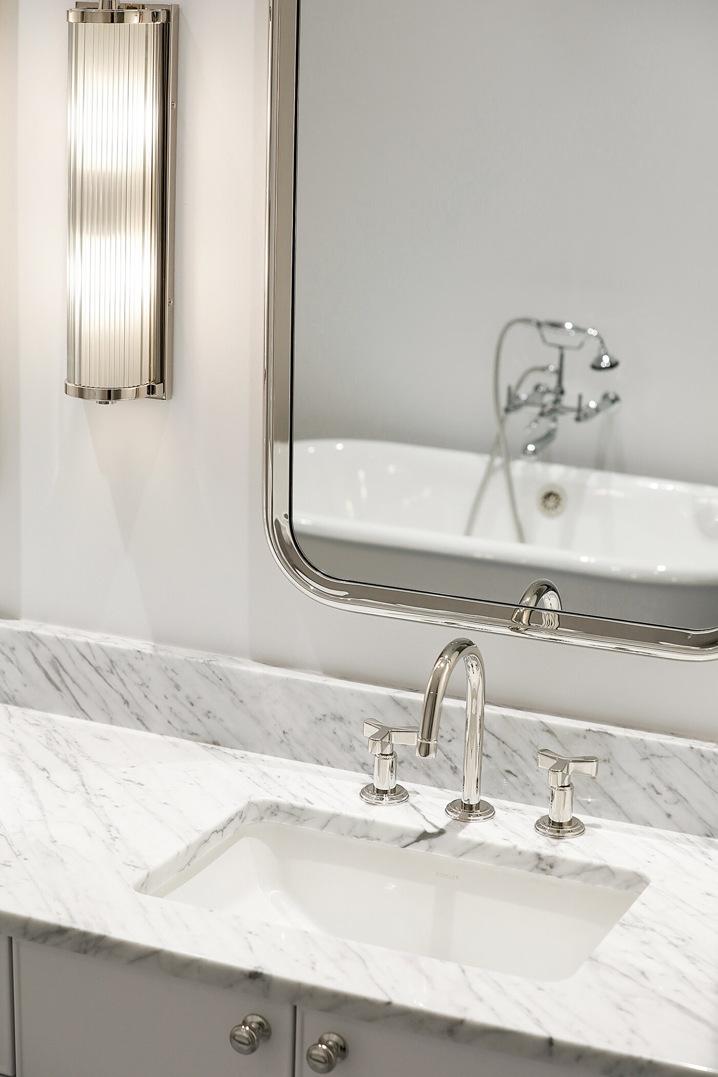 #taracaindesign #interiordesign #interiordesigner #design #interiors #archdigest #elledecor #modernarchitecture #architecture #luxury #inspiration #style #instagood #minneapolis #minneapolis #twincities #minnesota #home #custom #texture #whiteoak #whiteoakfloor #chevronfloor #whitewalls #styling #interiorstyling #blackwindows #bathroom #marble #marblecountertop #faucet #nickel #mirror #sconce