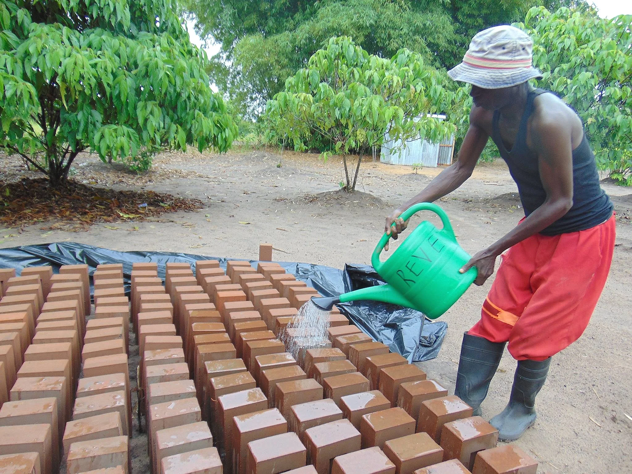 The stabilized bricks need to be irrigated for 3 days to cure.