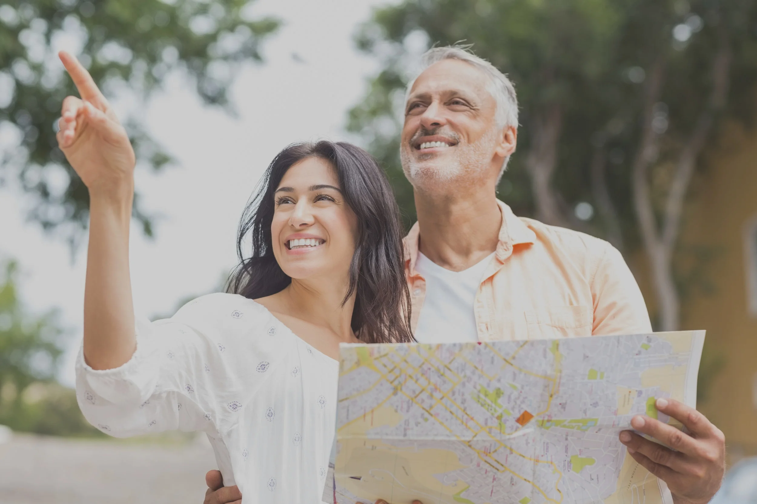 couple+holding+a+map++copy.jpg