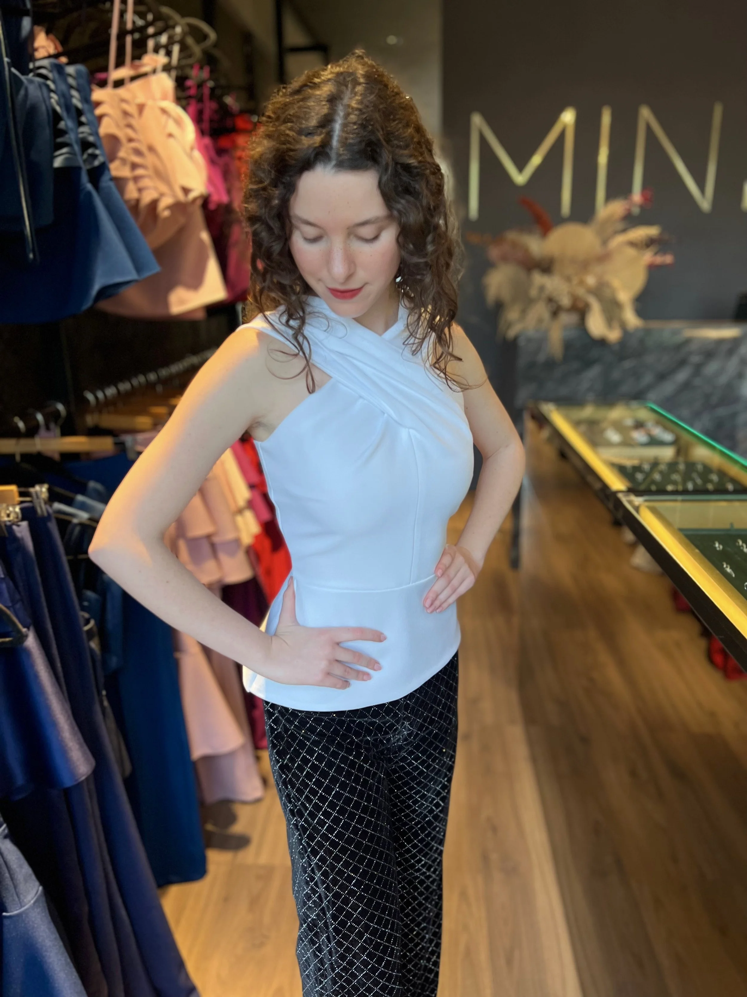 Top cruzado plisado con peplum