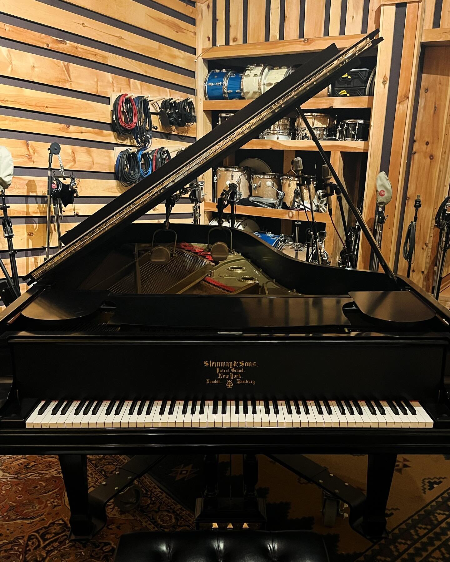 Always a pleasure playing the beautiful Steinway model C @bunkerstudio. 
Duo album with @michaeleatonmusic coming out later this year!
.
.
.
#piano #steinway #bunkerstudio #nyc #brooklyn #improvisation #jazz #duo