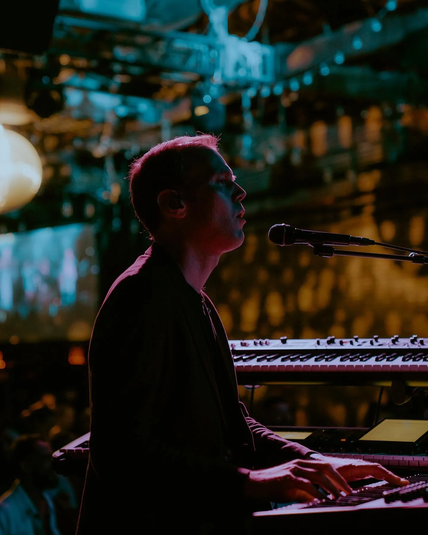 I had a lot of fun @brooklynbowl with @atomicfunkproject and guest @timpalmieri on Friday playing Prince and Stevie songs. 
I love this setup with Yamaha Modx +YC + Prophet Rev2. 
Thanks @jesswilliamsphoto for the amazing pictures!
.
.
.
.
.
#music #