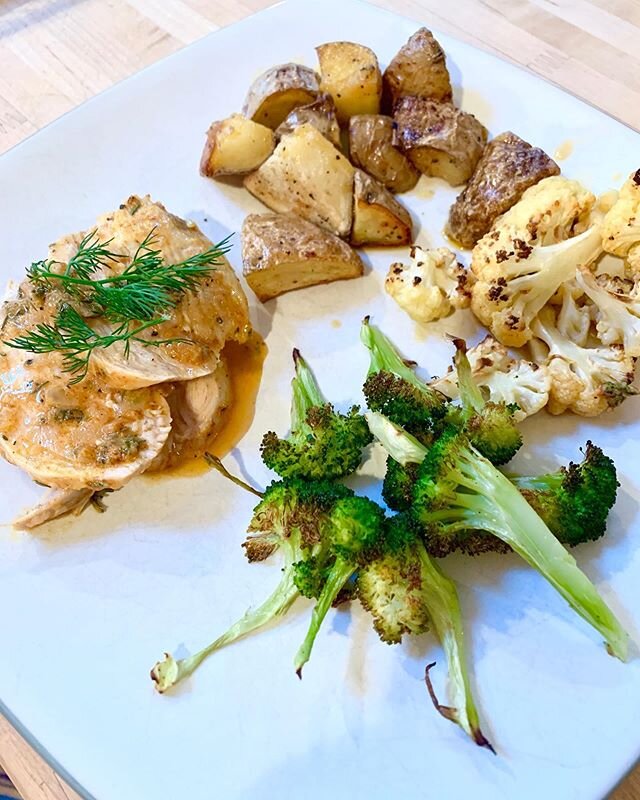 Sheet pan dinner FTW! .
Gourmet doesn&rsquo;t have to be complicated or require a million dishes 💁🏼&zwj;♀️
.
We worked off a sheet pan rosemary chicken recipe from @halfbakedharvest &lsquo;s newest cookbook, but used thyme instead of rosemary and s