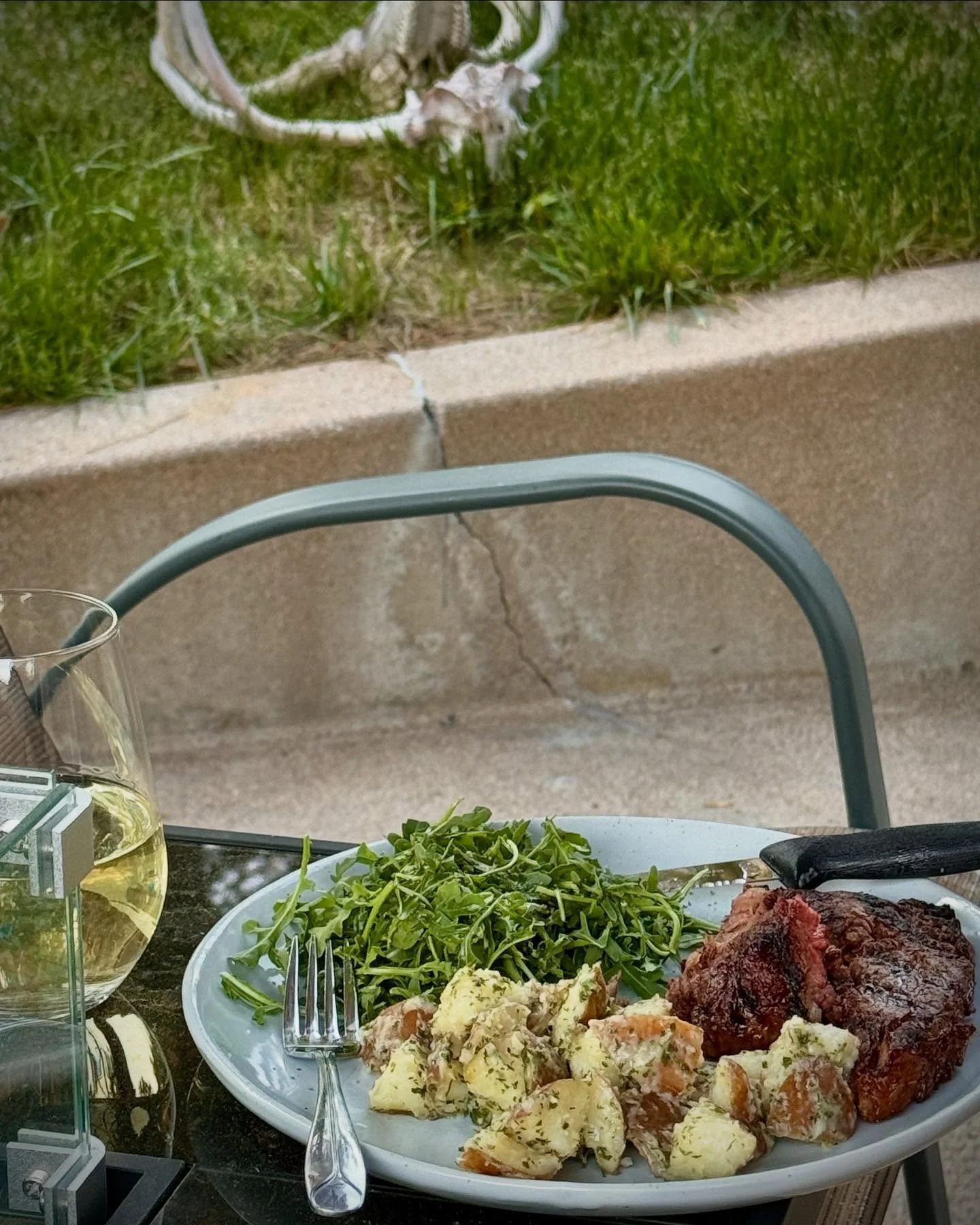 Sometimes a gal just has to grill a rare steak, drink some wine, smoke some kind, and listen to great music. Remember y&rsquo;all &hellip;dark as the sky might be, it&rsquo;s a beautiful day to be alive! 
☮️❤️🧘&zwj;♂️😉
