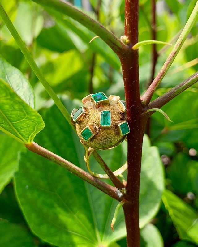 Adorable gold ball ring embellished with emeralds! Dm for more information and pricing