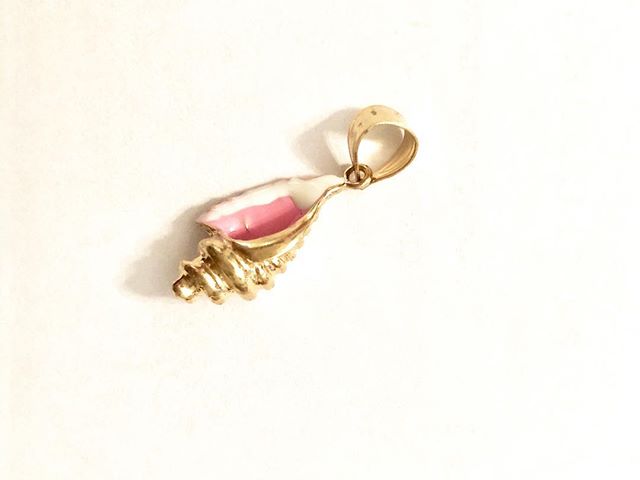 Sweet little 14k gold and enamel seashell charm! Dm for more information and inquiries