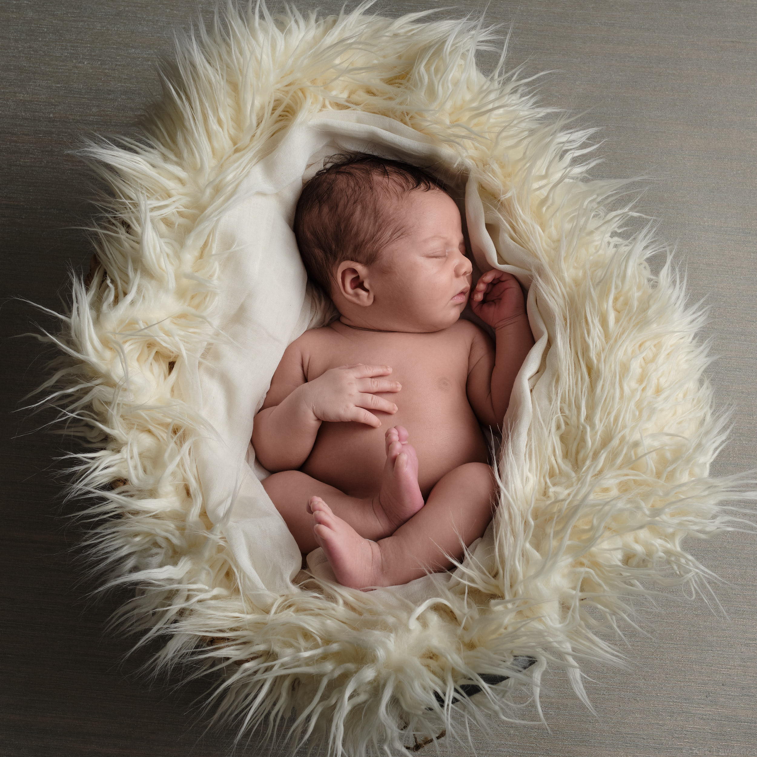 newborn_baby_sleeping_basket.jpg