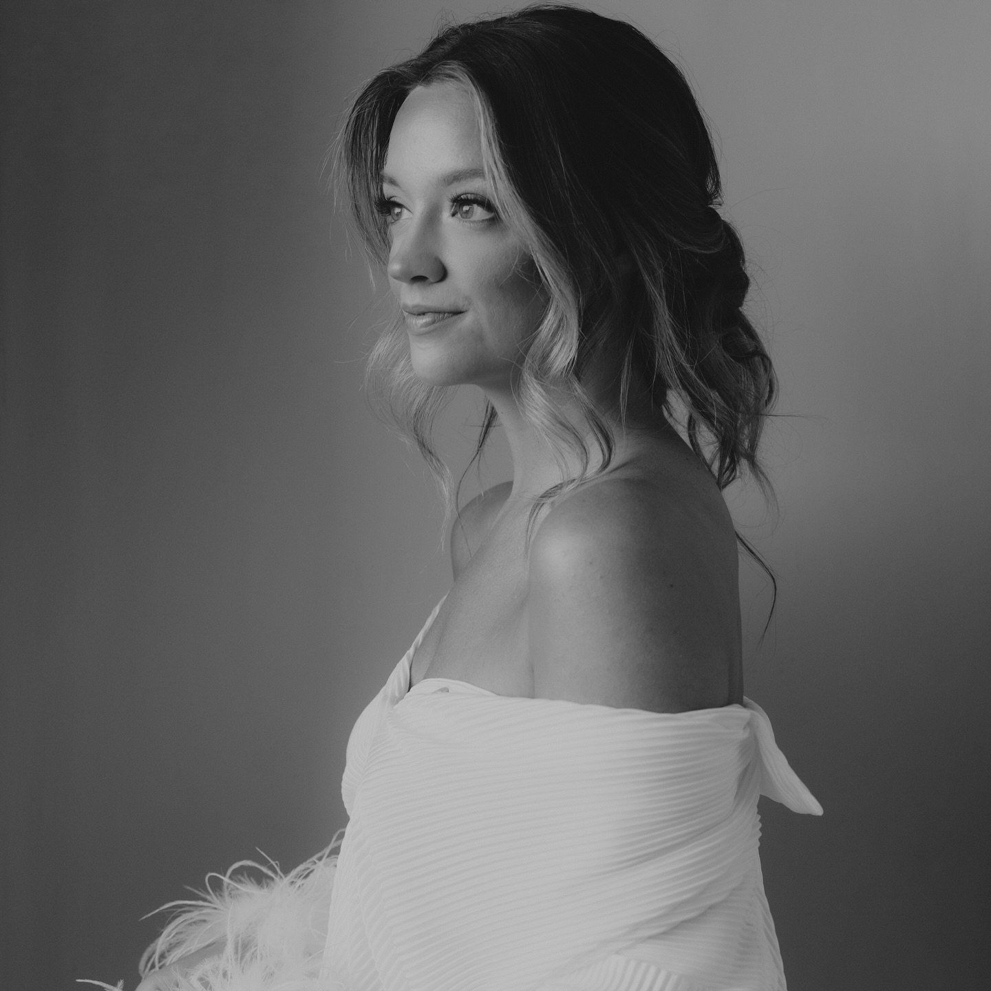 Sometimes a black and white shot hits different 🤍✨

@saramyersphotography 
@annanpage 
@kayy.hairstylist 
@taylorlovescontour 
@meritageresortspa.weddings 

#contourbridal #luxebride #luxewedding #weddingmakeup #sonomacountyweddings #shesaidyes #nap