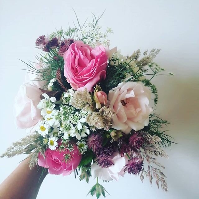 Garden Roses smell and look incredible. This week they feature in my Friday flowers.
Link in bio for ordering.
#gardenroses #roses🌹 #fridayflowers #jarsofjoy #delivery #Bathflowers #peasedown #radstock #smallbuisnessowner #localbuisness #ecoflowers