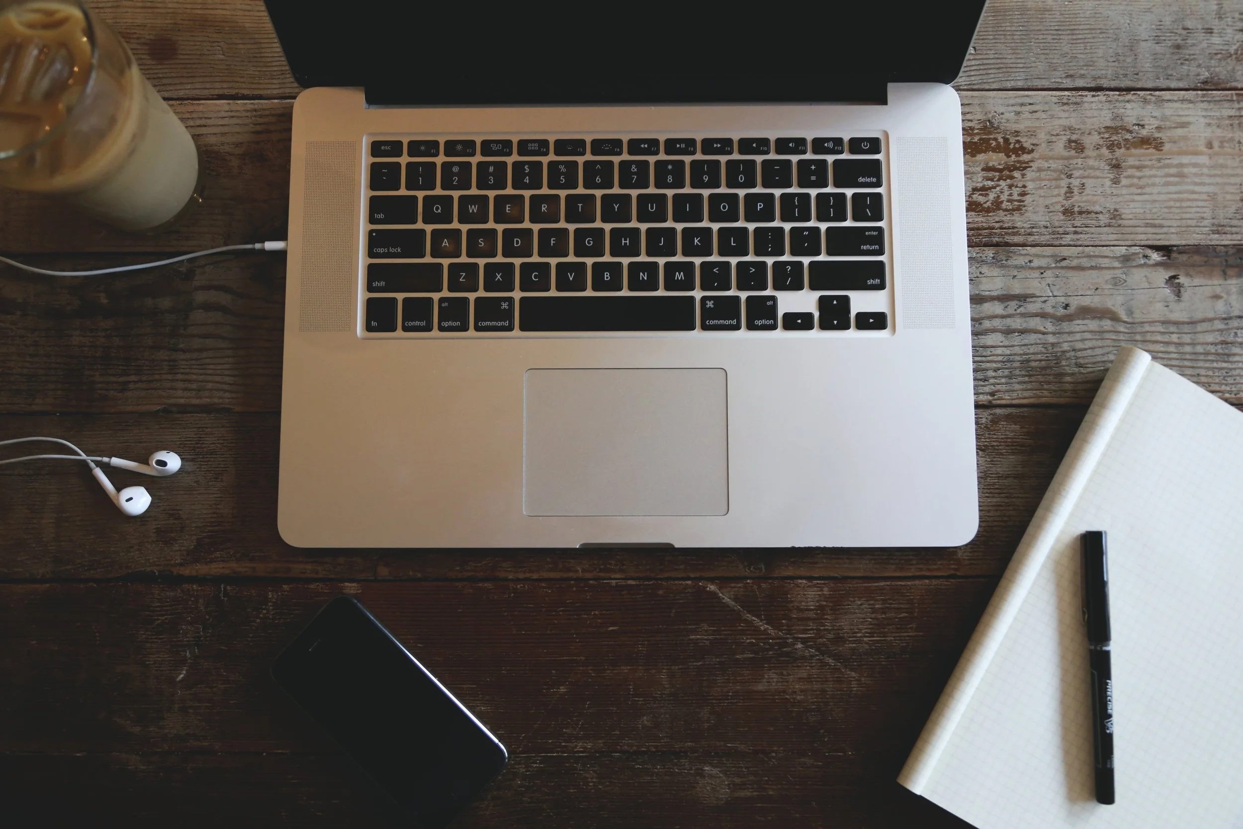 laptop-iphone-desk-computer-macbook-mobile-764690-pxhere.com.jpg
