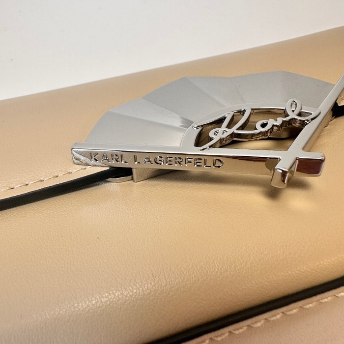 SIGNATURE fan small CB0009.jpg