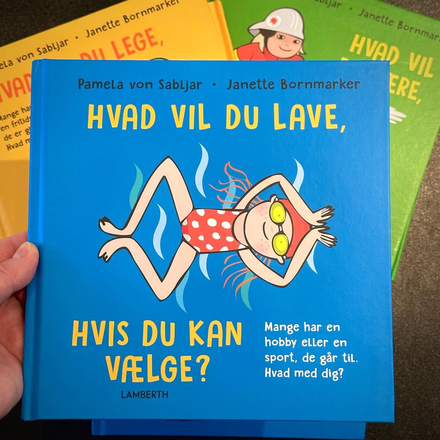 Look at that... The &quot;Vad vill du bli&quot;- serie (eng. What do you want to be) now in Danish. And, double the original size too 🙌

#janettebornmarker #illustrator #illustrat&ouml;r #childrensbook #childrensbookillustration #bilderbok #vadvilld