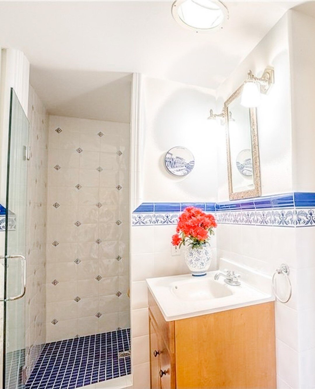 This cobalt blue and white bathroom reminds us of a sunny and vibrant Mediterranean town.