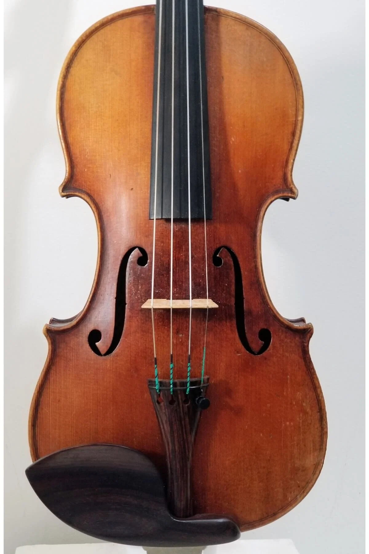 German violin by Carl Neuner verfertigt nach Stradivarius - front view