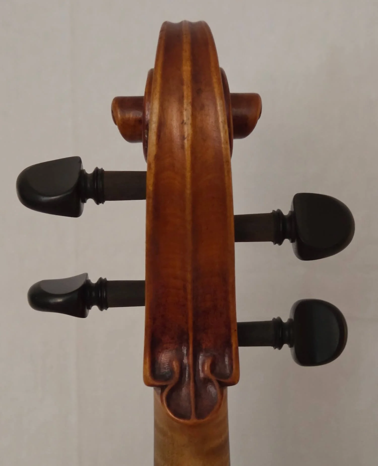 Pegs of viola by E.H. Roth made in Markneukirchen.