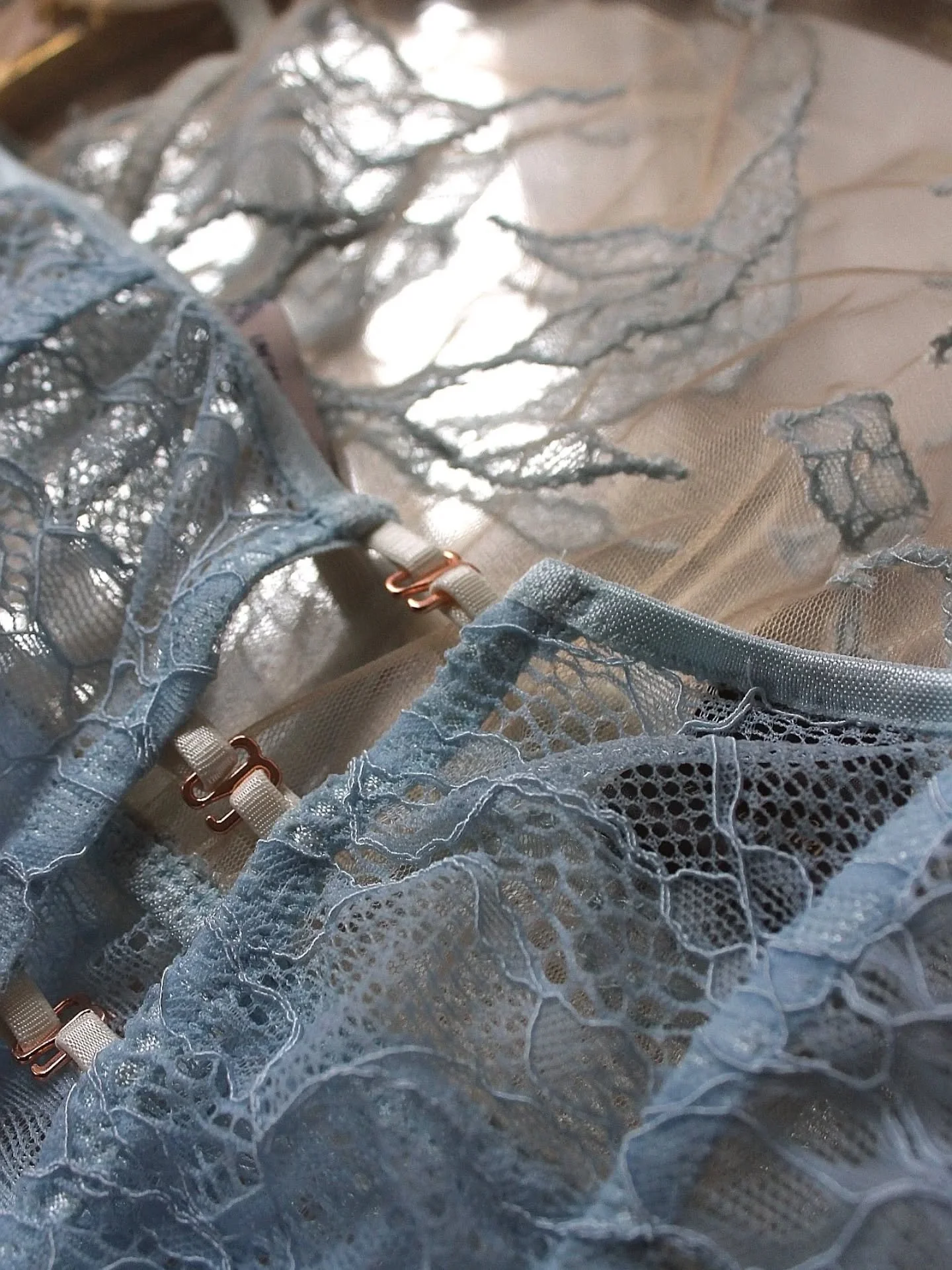 La Ligne Confidentielle est n&eacute;e d&rsquo;un d&eacute;sir de continuit&eacute;.
Celui d&rsquo;accompagner certaines femmes dans le temps, &agrave; travers une relation pr&eacute;cieuse, construite sur l&rsquo;&eacute;coute, la confiance et la di