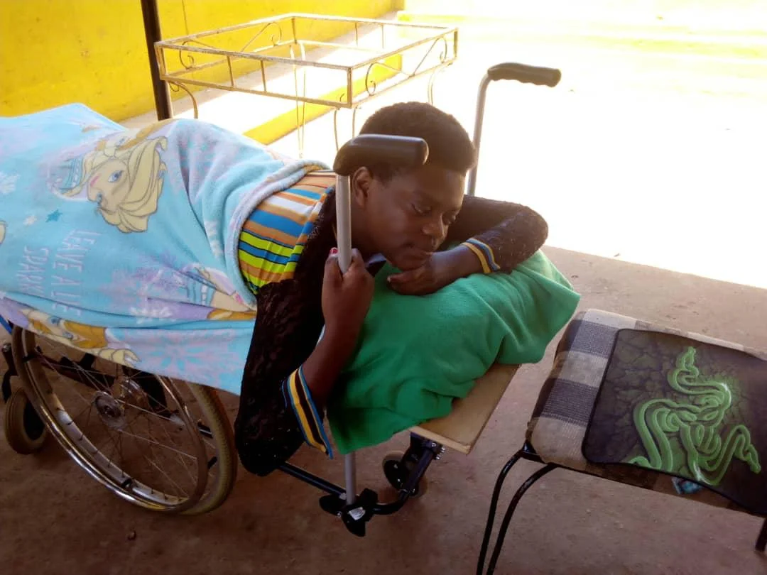 Catherine hat einen speziellen Rollstuhl