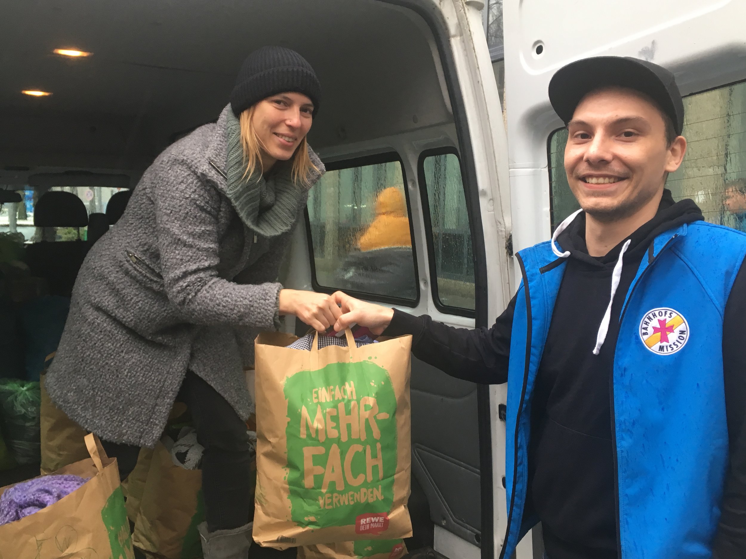 Geschenktüten für die Bahnhofsmission