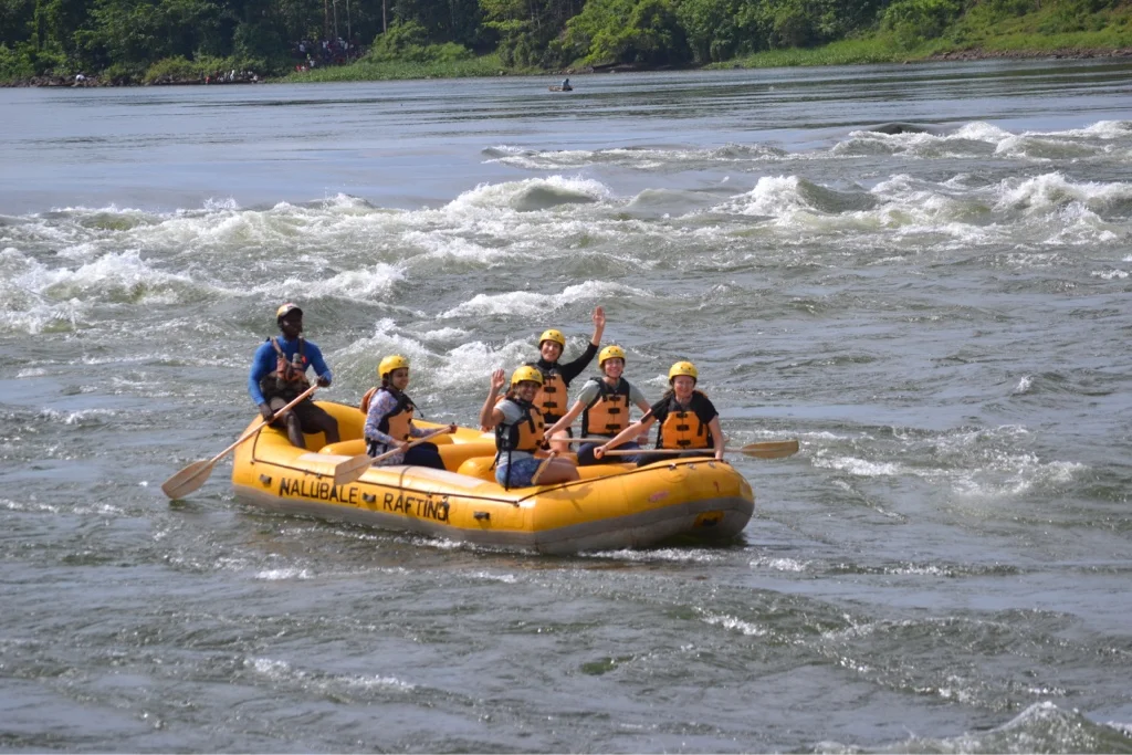 Eine kleine Gruppe beim Rafting - leider ohne Divya, die Bauchschmerzen hatte