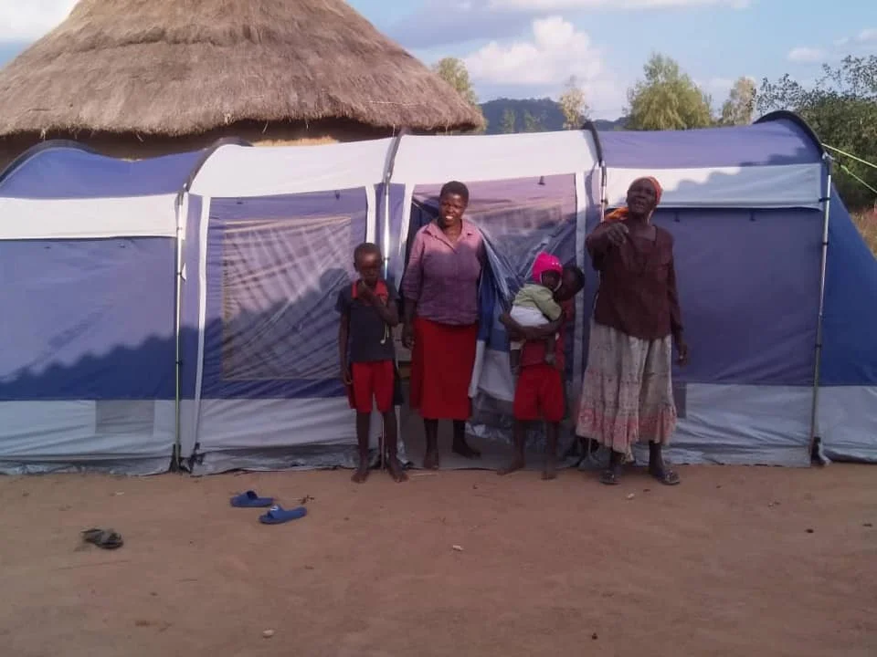 In der Krisenregion Chimanimani werden die großen Zelte aufgebaut und direkt an Familien übergeben