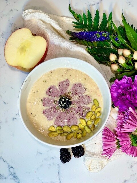 The Berry: 1 banana, 1/2 cup frozen pineapple, 1 apple for the white smoothie, and for the purple flower, add 1/2 cup mixed blackberries and blueberries to that mix. Top with pistachios, blackberries, and hemp hearts.